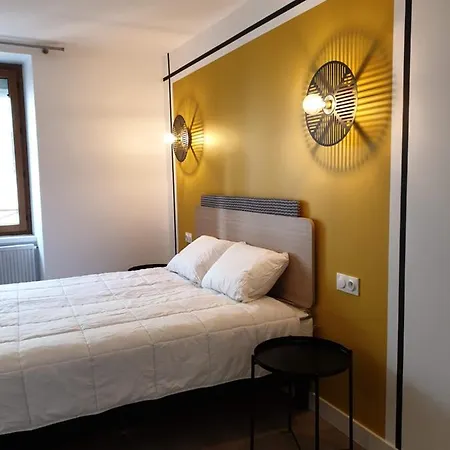 La Smala, Grand Gite Familial De 6 Chambres Avec 6 Salles De Bain Et 6 Wc Proche Du Puydufou Apartment *