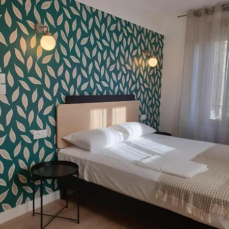 La Smala, Grand Gite Familial De 6 Chambres Avec 6 Salles De Bain Et 6 Wc Proche Du Puydufou Apartment *