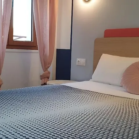 Apartment La Smala, Grand Gite Familial De 6 Chambres Avec 6 Salles De Bain Et 6 Wc Proche Du Puydufou *